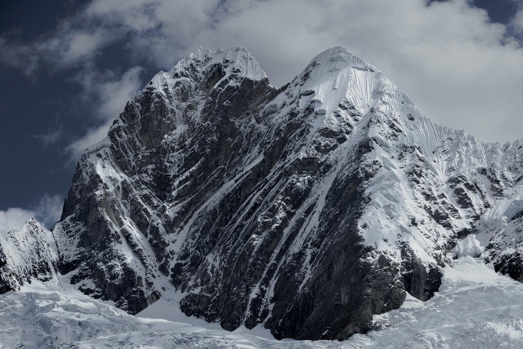 Природа 6000-метровые вершины-близнецы Джиришанка и Митураджу. Это они только на фото кажутся такими маленькими. А Вы только представьте 6 тысяч метров над уровнем моря. Какая громадина.