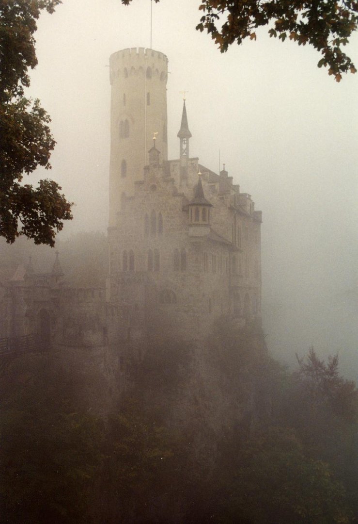 Путешествие Сказочный замок в тумане. Замок Лихтенштайн в Баден-Вюртемберге в местечке Хонау