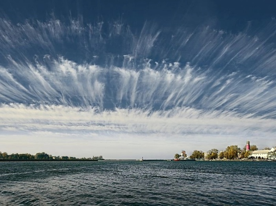 Природа Небо над Балтийском. Очень необычная структура облаков. Из-за чего, интересно, она такая