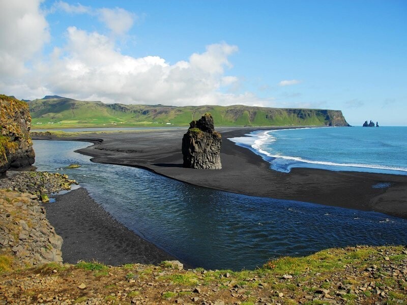 Природа Побережье Рейнисфжара. Исландия. Побережье Рейнисфжара - место в Исландии, где встречаются зелёные поля, черный пляж и голубое море.
