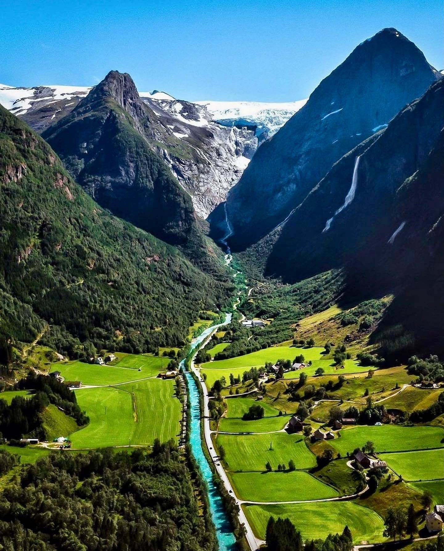 Природа Норвегия. Скандинавская красота. Природа правда здесь чудесная. Горы, реки, озеро в горах, и море. Что еще нужно.
