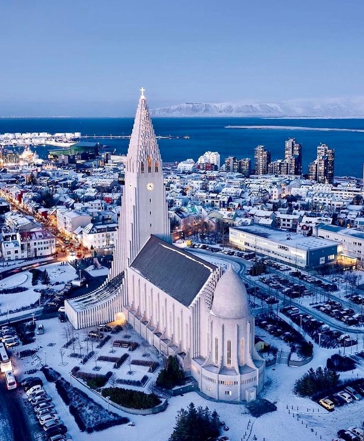 Путешествие Исландия это не только вечные ледники и постоянная зима, а еще вот такая цивилизация и красота.