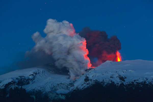 Природа Извержение вулкана зимой. Завораживающая красота.