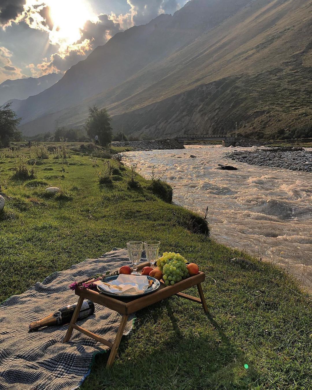 Природа Завтрак на берегу горной реки