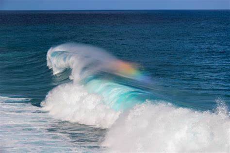 Природа Море радужная волна. Такое чудо природы очень редко увидишь, не все таки встречается