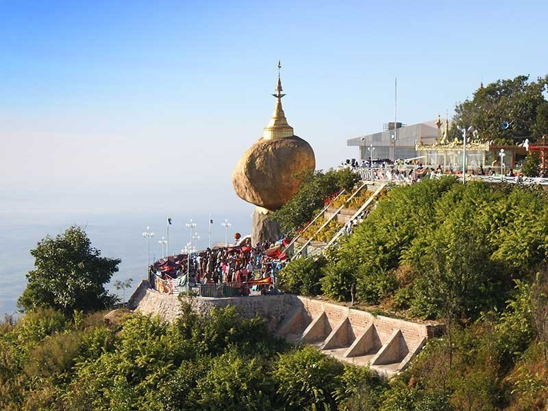 Любопытное Пагода Чайттийо (Золотой Камень).  Мьянма.
 Особенностью камня является то, что при своих больших размерах (7,6 м), имея минимальную площадь соприкосновения с холмом, он балансирует над пропастью и, кажется, вот-вот скатиться вниз. Но этого не происходит уже более 2500 лет.