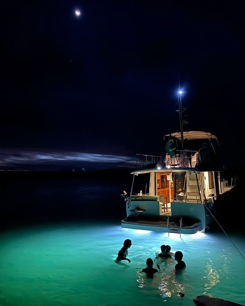 Путешествие Купание ночью в открытом море на яхте при луне. Хотя основное освещение с яхты