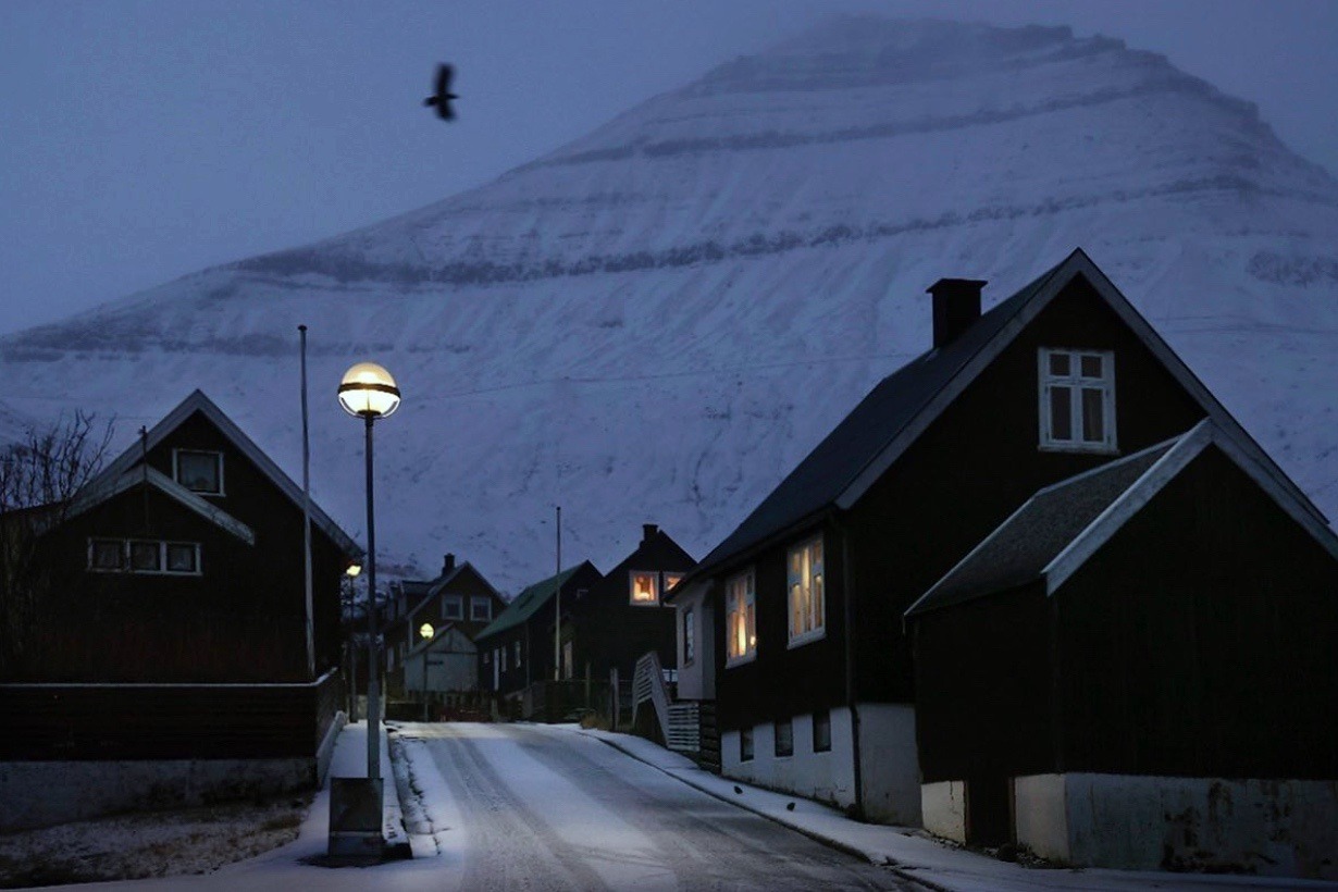 Природа Деревня на островах в Норвежском море. Деревня она и на архипелаге деревня. Деревенские пейзажи.