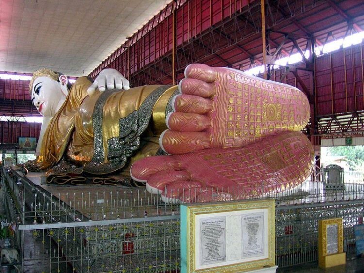 Любопытное Статуя лежачий Будда. Пагода Чаутаджи (Лежачий Будда). Мьянма.
Впечатляют огромные размеры статуи лежачего Будды - 55 м длиной и 15 м высотой. Возраст памятника примерно 1000 лет. Статуя обнаружена в джунглях случайно, во время прокладки железной дороги.