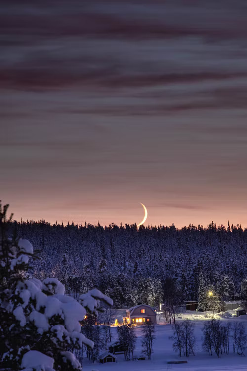Природа Зимняя сказка. Прекрасный зимний вечер на растущую луну. Так и хочется вон в тот теплый и уютный домик
