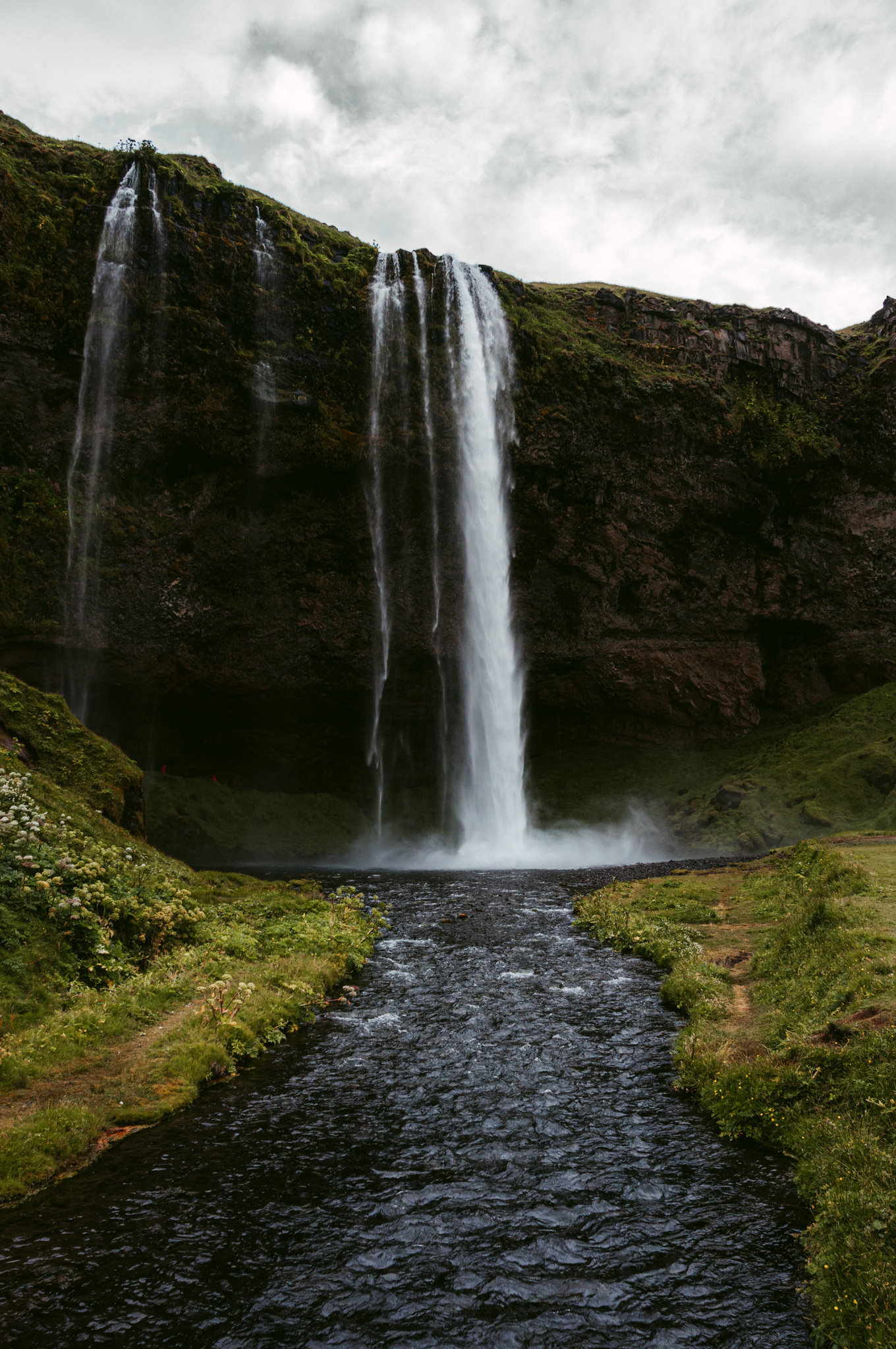 Природа Водопад в Исландии плавно переходящий в бурную реку