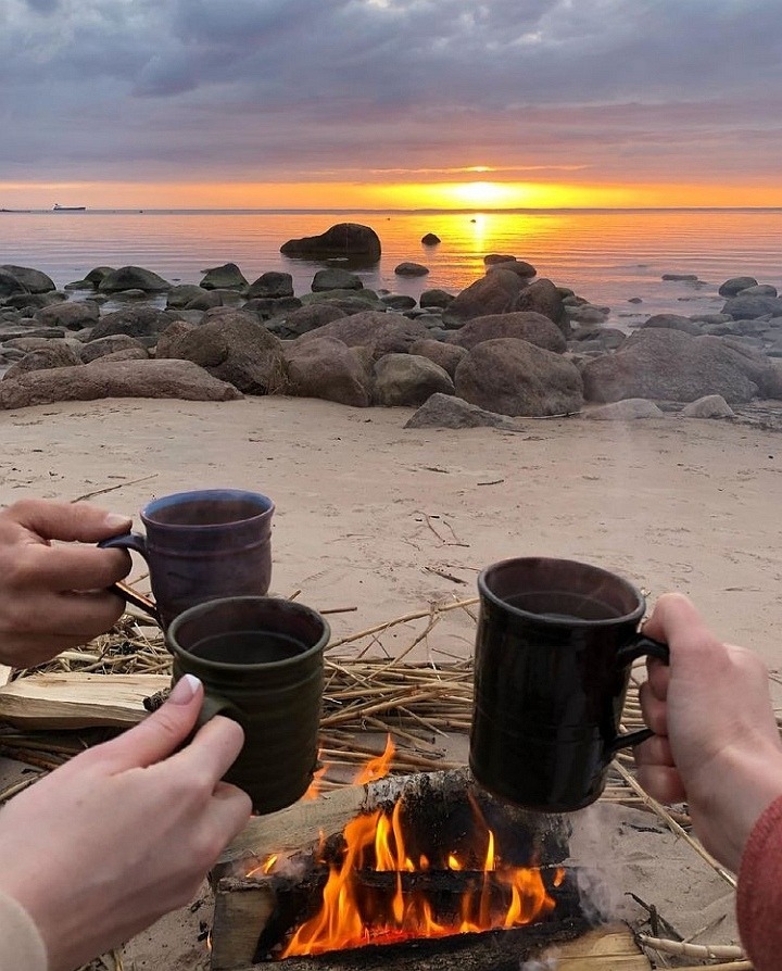 Природа Доброе утро. Как же хорошо вот так попить горячего чая, утром на берегу моря. С друзьями. Доброе утро. 