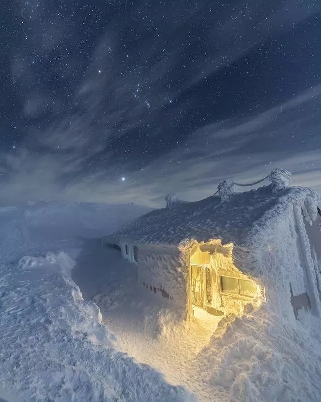 Природа Зимняя сказка или снежный дом. Дом который не много припорошило снегом. А красиво.