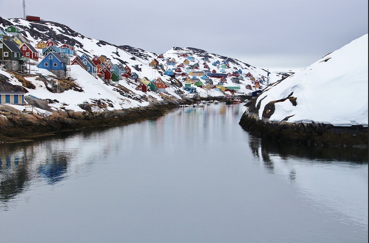 Природа Зима Кангаамиут в Гренландия. Деревня на берегу моря и реки