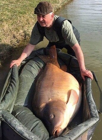 Рыбалка 50-килограммовая рыба попалась на удочку обычного рыбака. 54-летний Уоррен Харрисон отметил, что этой самый крупный улов за всю его жизнь.