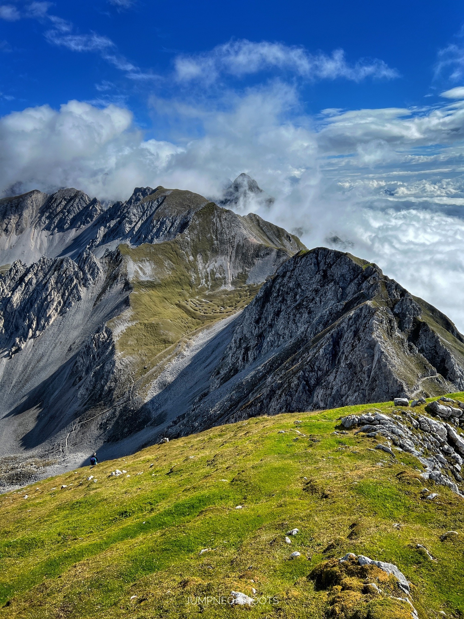 Природа Горный хребет на Кавказе. Манящая красота гор. Горы всегда манят, ввысь к облакам.