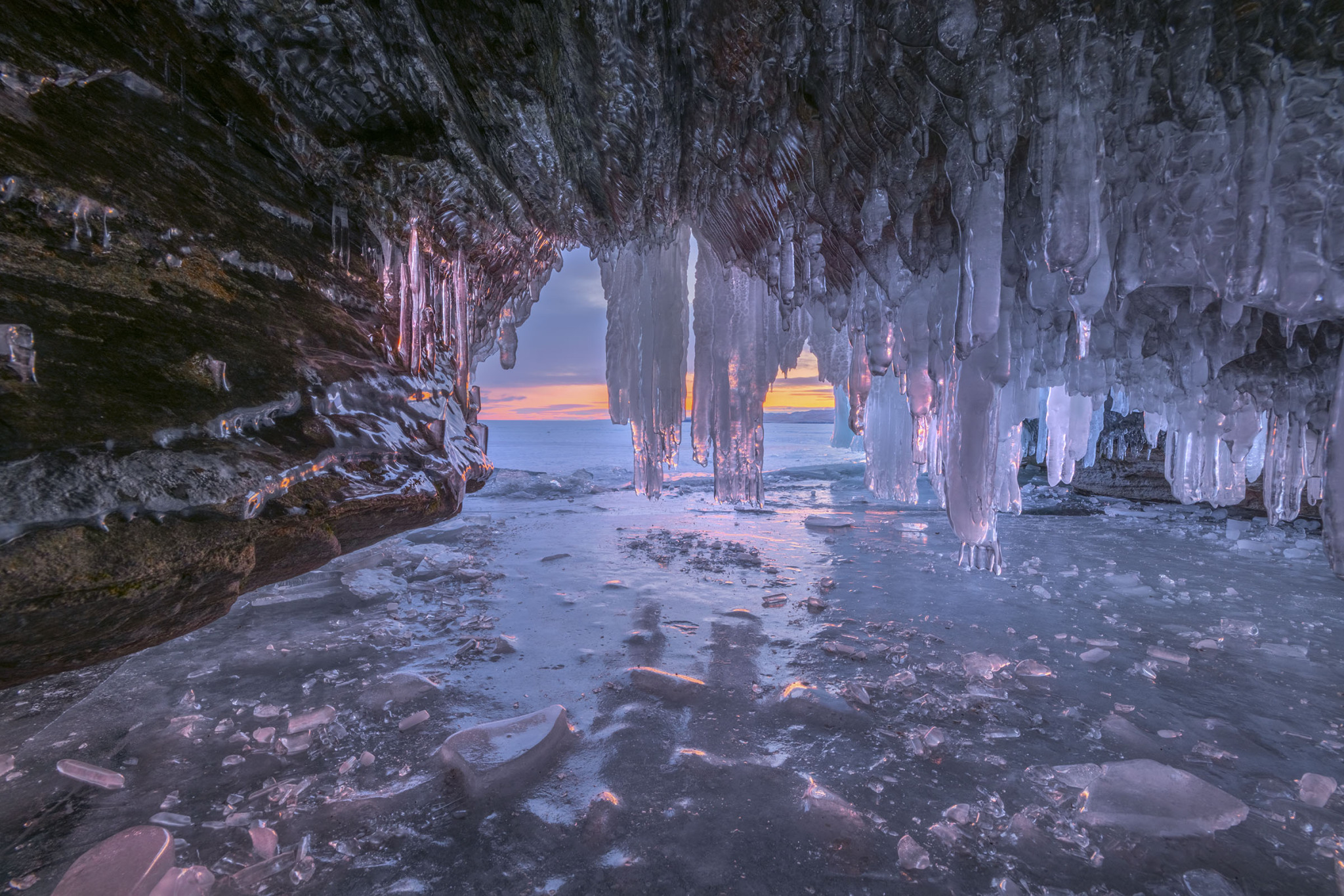 Природа Ледниковые пещеры. Лед в пещерах напоминает алмазы, очень красиво, но очень опасно